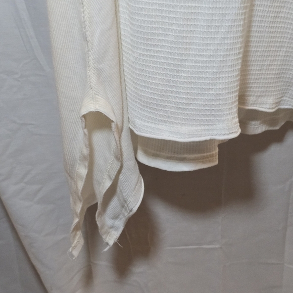 Free People Cream Lightweight Waffle Knit Oversized Shark Bite V Neck Top, sz XS - Picture 4 of 8